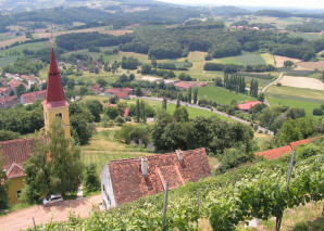 Österreich Kapfenstein Schloß Kapfenstein kilátás a várból a Vulkánvidékre 0017